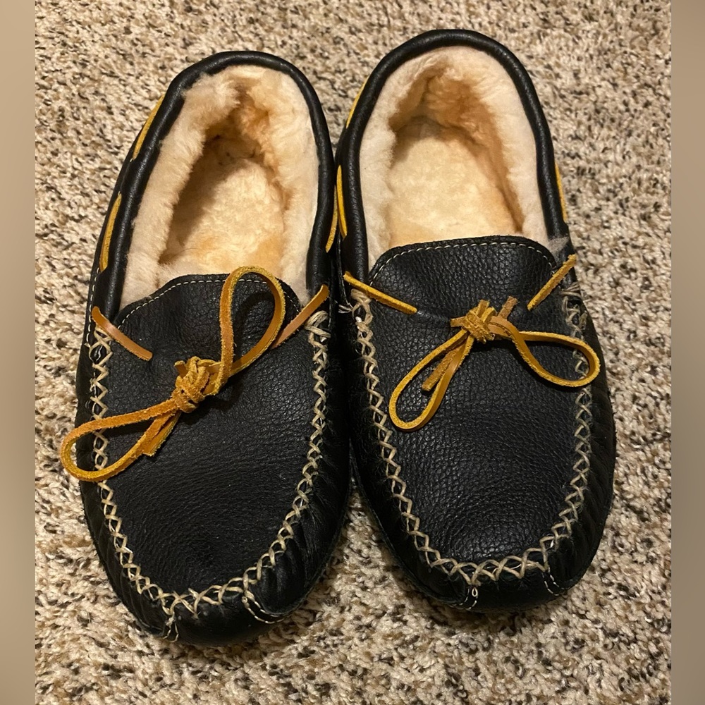 Men’s Size 11 Minnetonka Leather Slippers